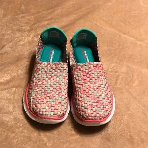 LIKE BRAND NEW - Skechers slip on shoes